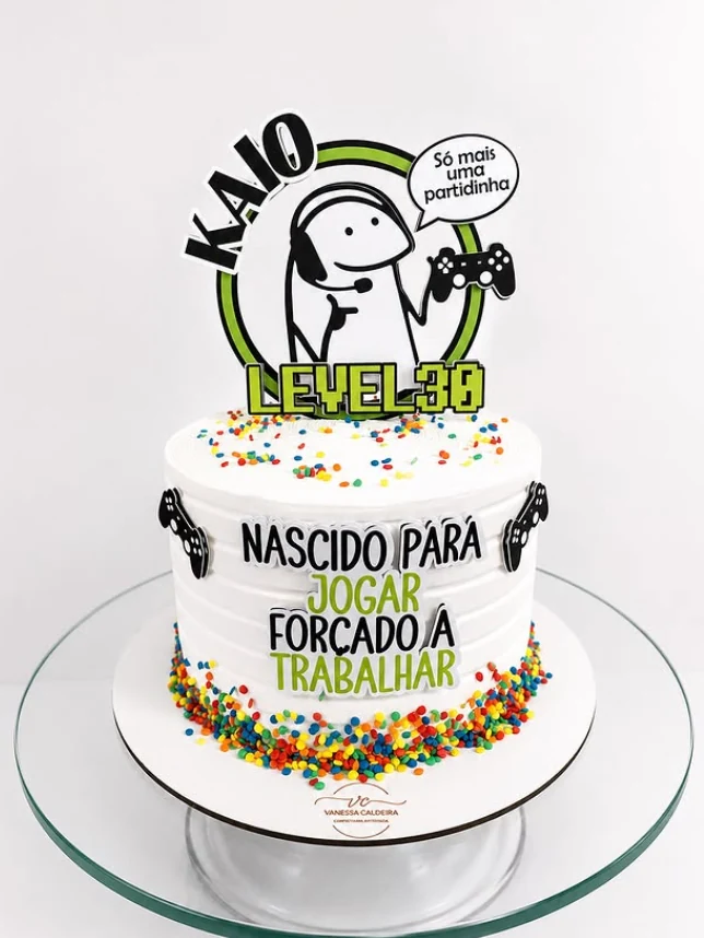 Bolo branco com confeitos coloridos e topo gamer Level 30
