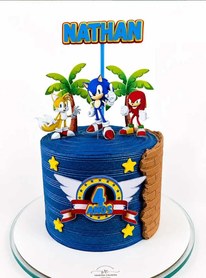 Bolo azul com personagens Sonic, Tails e Knuckles e decoração de quatro anos